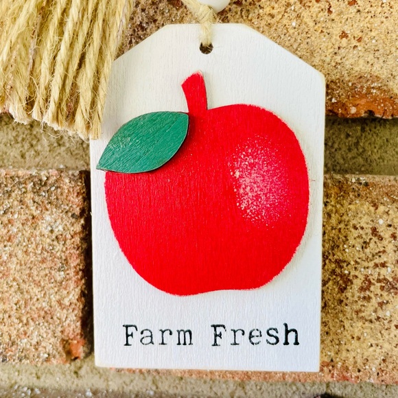*White Beaded “Farm Fresh” Apple Tag Garland - Picture 5 of 13